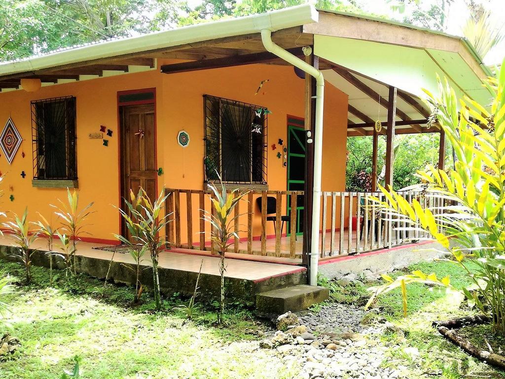 Cabinas Caribe Luna Cahuita Exteriör bild